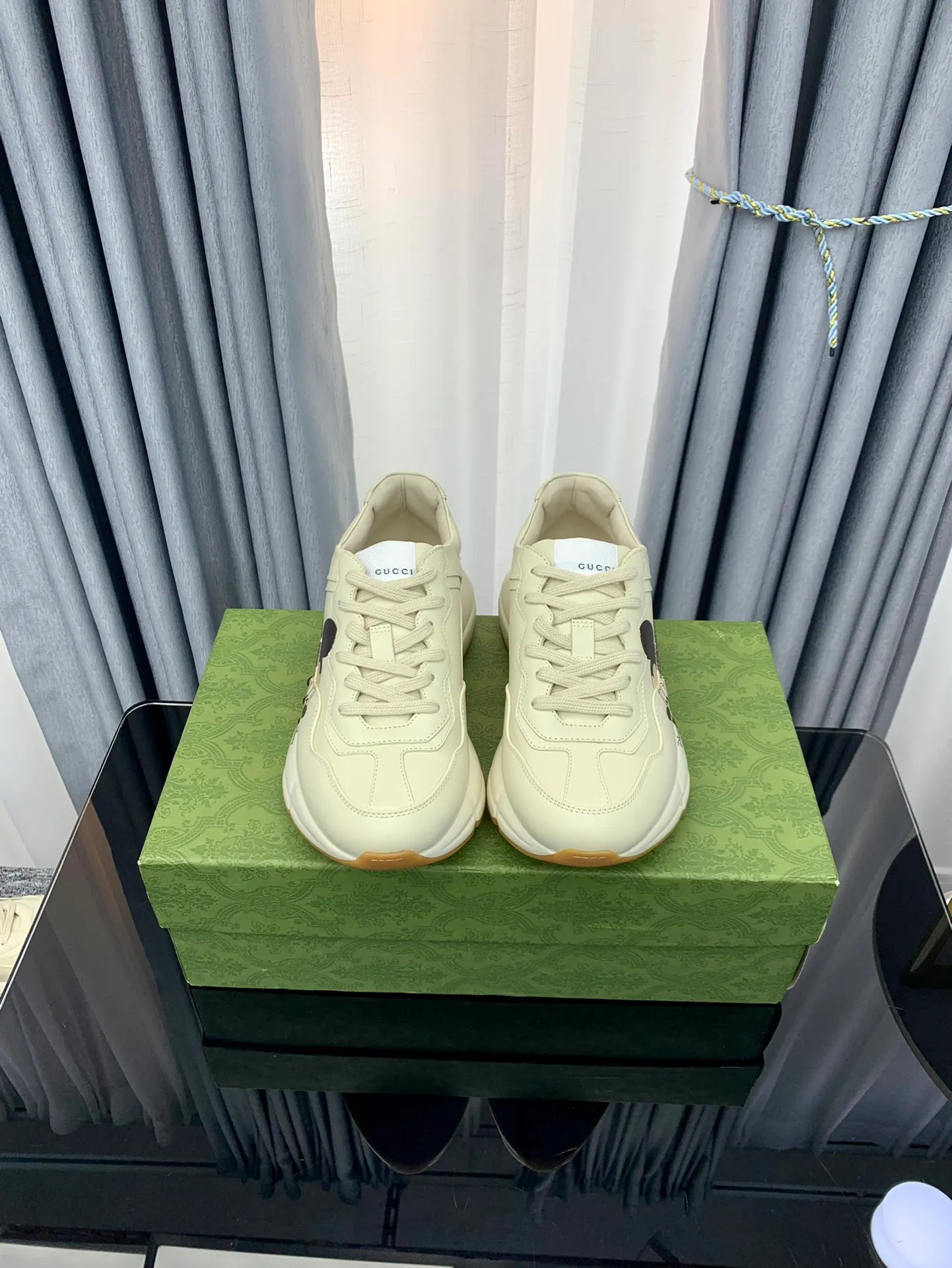 👟👟Ex-factory price 480👟👟 Women's shoes factory Gucci dad shoes for couples, distressed leather horn-shaped retro jogging shoes. The Balenciaga grandpa trend has subsided, ushering in GUCCI dad shoes, the trend leader in the fashion industry. Original shoe mold opening, original last from Italian handmade foundry! [Gucci original dad shoes] Original surface: imported calfskin! Lining: Grade A hybrid lambskin! Outsole: The highest restoration sole. TPU material plus wear-resistant foam (anti-wear cushioning) ivory leather has been processed with an old-fashioned effect. The sole is 5cm high! The comfort level is excellent, killing all high-end versions on the market! Original logo outsole! 👣Size: Women’s size 35-40. Men's size 38-45. Women's heel with 🈚️logo! Men's heel with 🈶️logo!